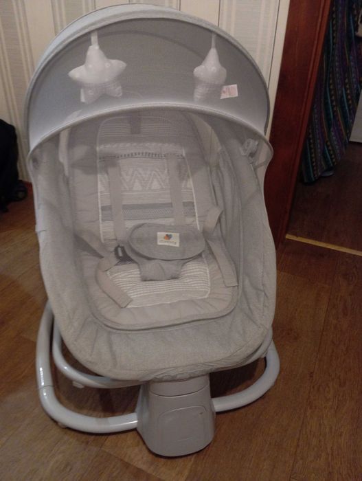 Заколисуючий центр-качель з народження зі столиком Mastela темносірий