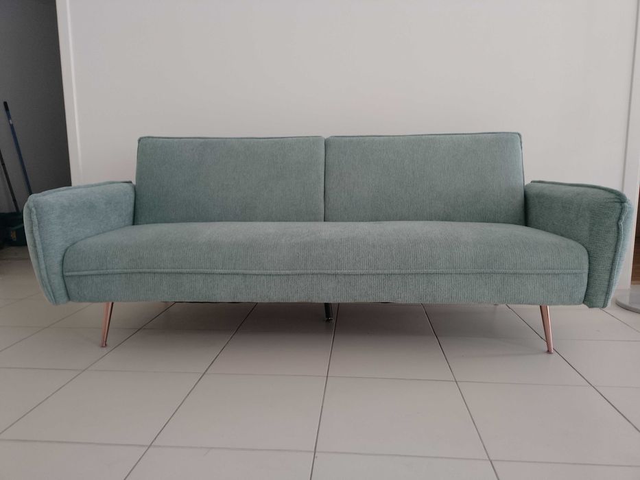 Sofá cama em tecido azul claro