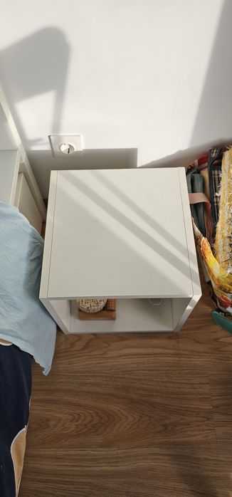 2 mesinhas de cabeceira com arrumação