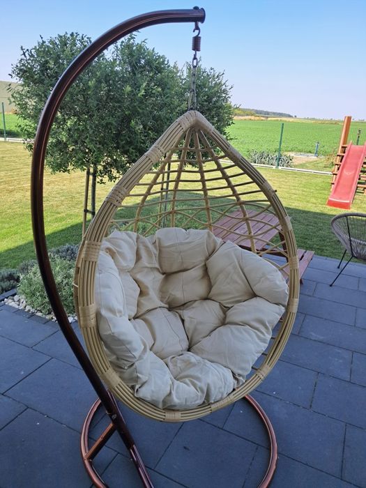 Kosz, huśtawka, bocianie gniazdo, brązowe, beżowe z poduszką