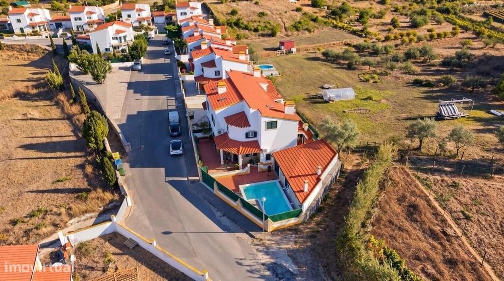 Moradia junto a Óbidos | 222 m2, garagem, sótão e excelente espaço ext