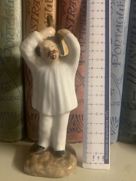 1 - Paliteiro - Homem Carregando Cesto - Vista Alegre - Séc .XIX  - 15 cm altura / Bom Estado