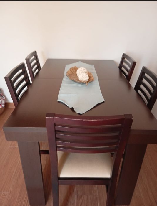 Mesa de Sala em Madeira Maciça extensível+ 6 Cadeiras c/ estofo em pele