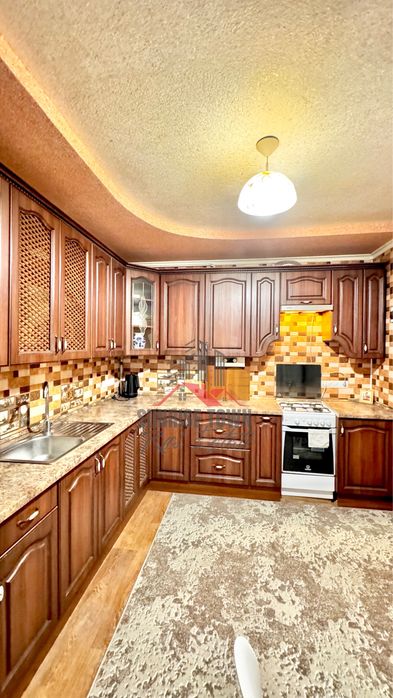 Здам 4 х кімнатний будинок у районі Епіцентру зі своїм двором і АО