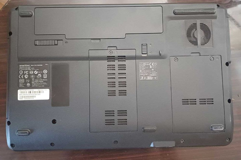 Ноутбук emachines E725