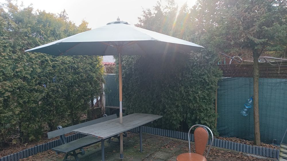 Parasol ogrodowy wraz ze stołem