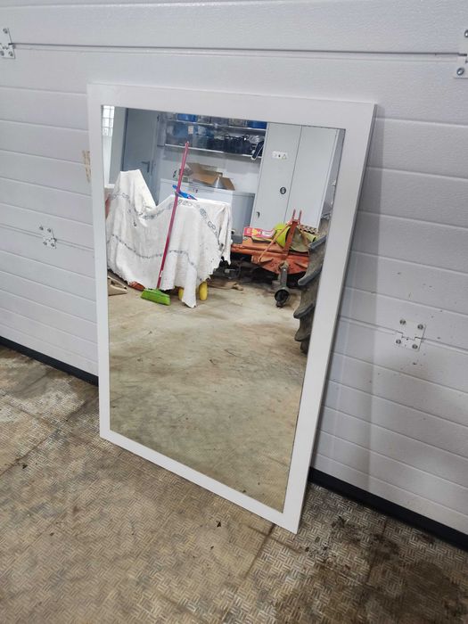 Espelho grande com moldura lisa