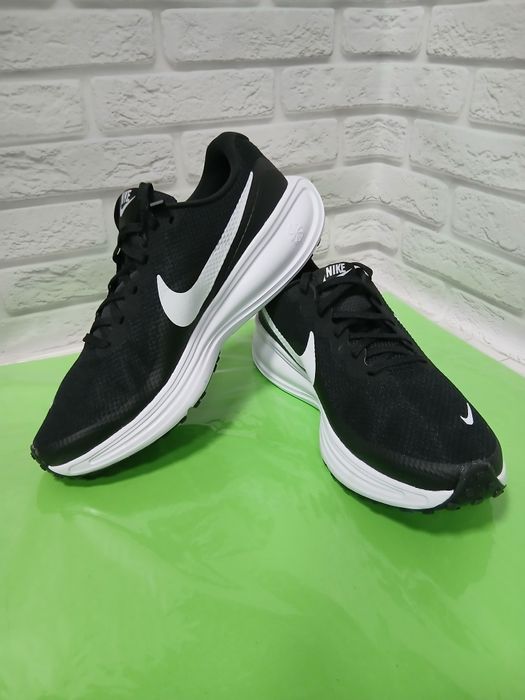 чоловічі бігові кросівки Nike Revolution 8 Black (артикул HJ9198-003).