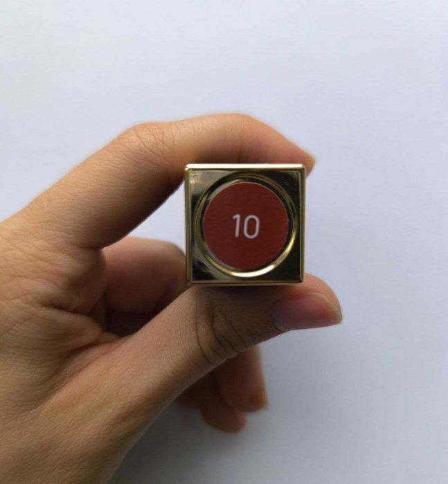 Червона помада для губ