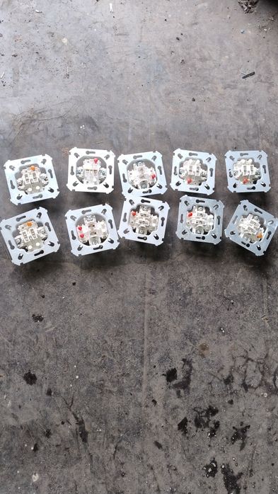 Włączniki światła i gniazdka elektryczne