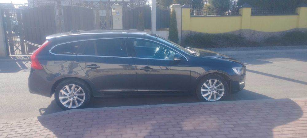 Вольво v60 2014 року