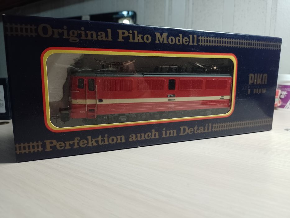 Piko H0 1:87 lokomotywa E211