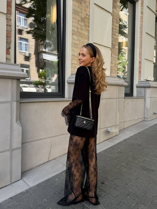 Чорна футболка з мереживними рукавами