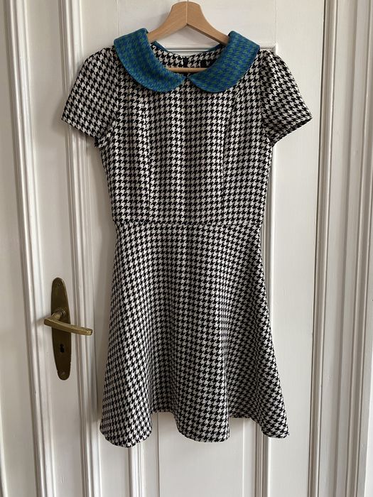 Sukienka z wełną pipetka rozkloszowana kołnierz