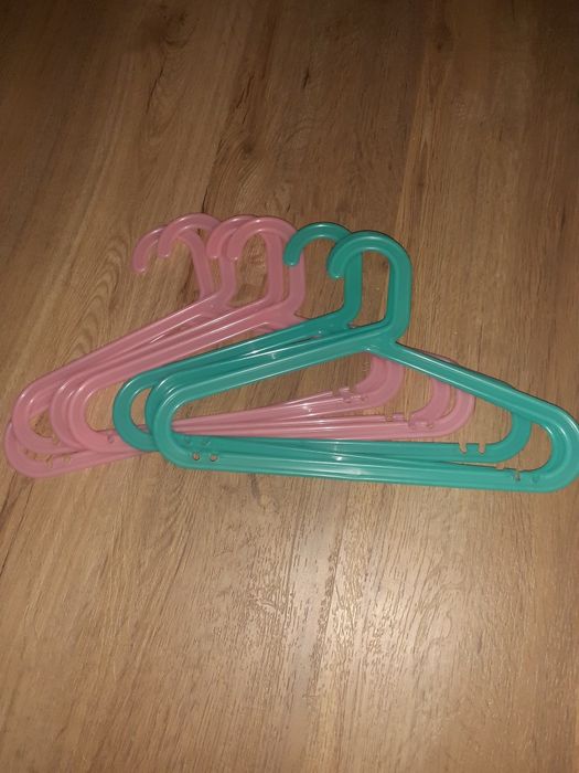 Cabides de crianças rosa e verde. Ikea