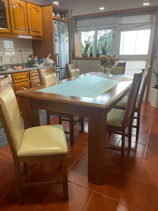 Vendo mesa com 6 cadeiras