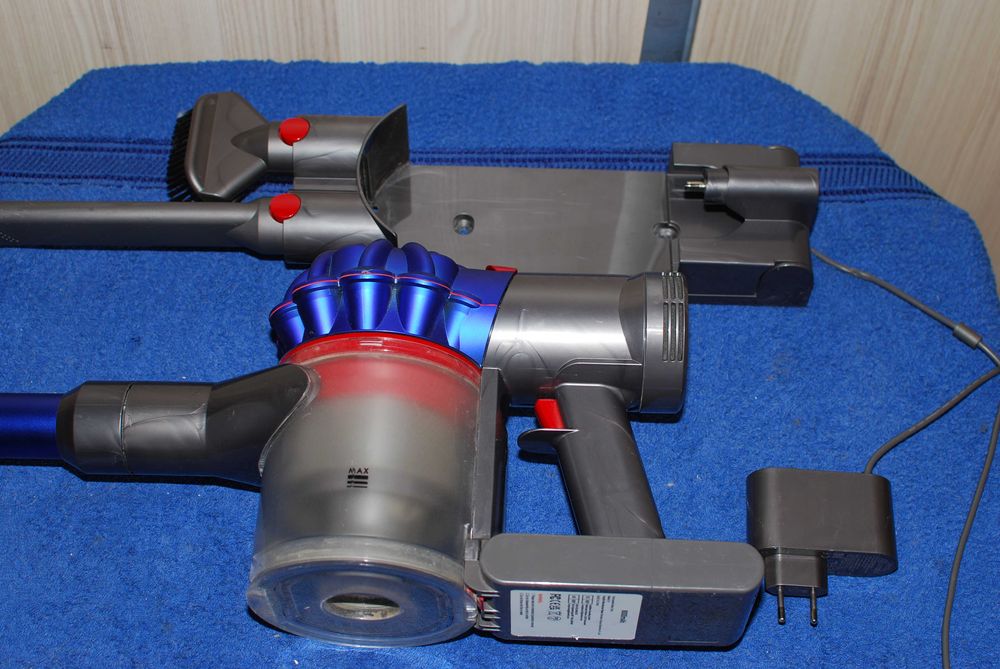 Odkurzacz Dyson V7 Motorhead sprawny z osprzętem .