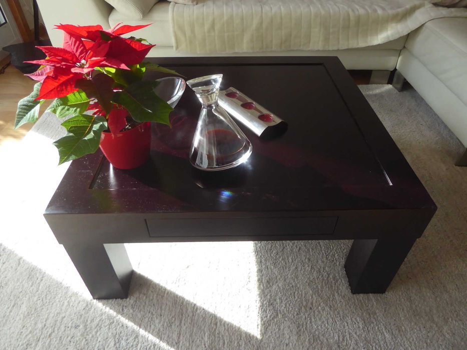 Mesa quadrada de centro com gavetas