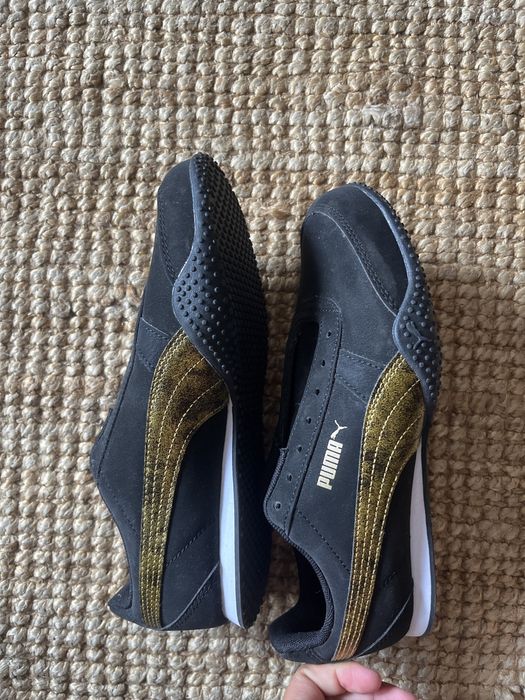 Sapatos pretos da puma e novos