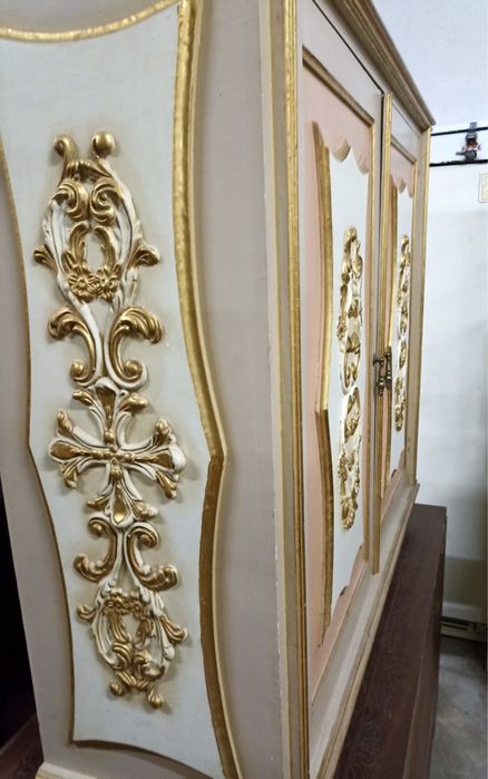 Armario de madeira antigo