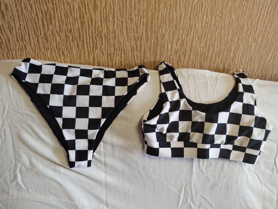 Купальники и шляпы женские разные