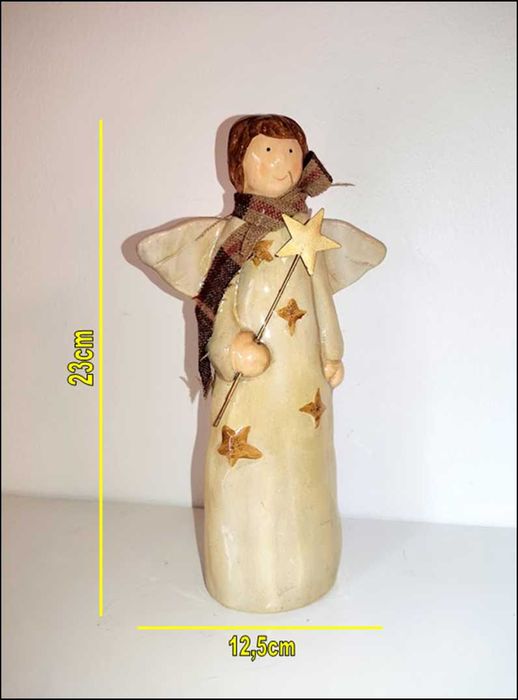 Anjo em cerâmica vidrada com adereço em tecido