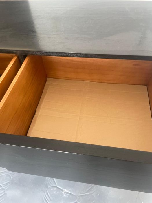 Comoda preta e branca