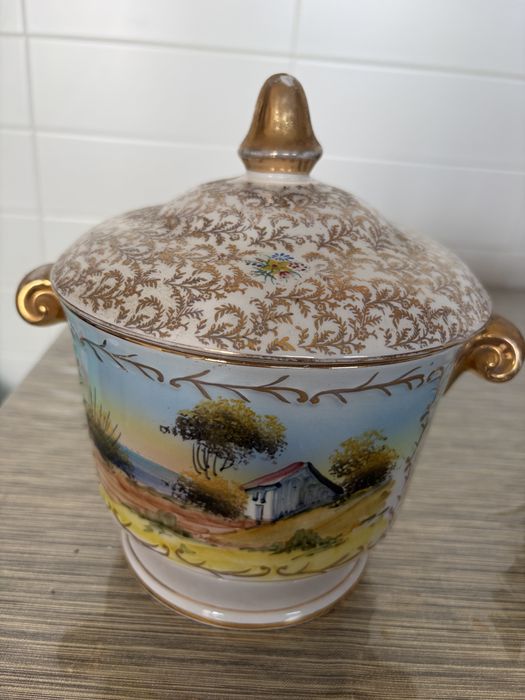 Um par de peças de porcelana portuguesa pintadas
