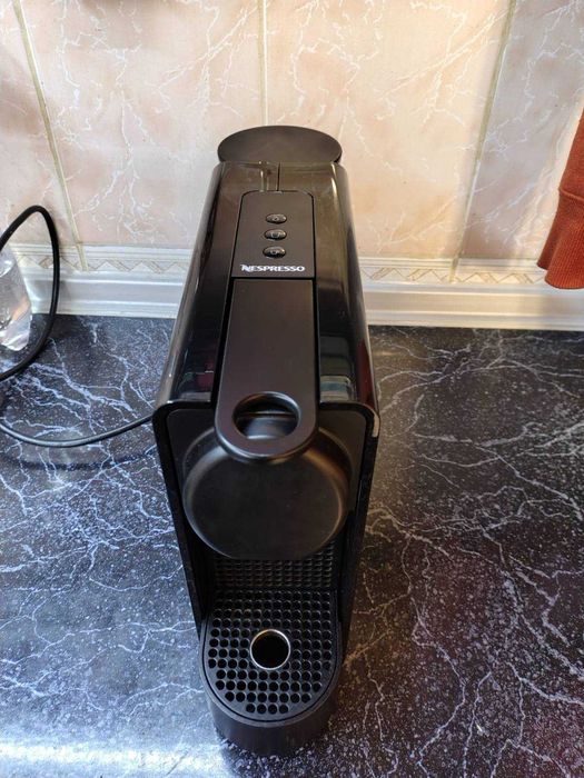 Капсульная кофемашина Nespresso Essenza Plus Black C45 поворотный бак