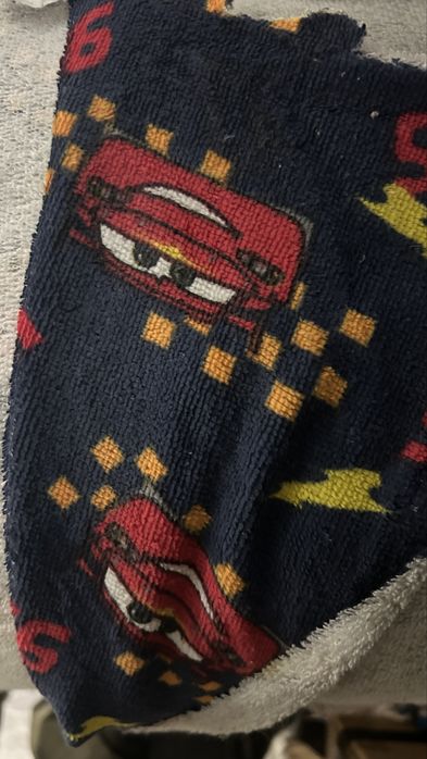 Rolo de tecido com padrao cars