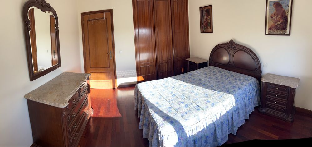 Conjunto de quarto em madeira maciça e tampas de mármore