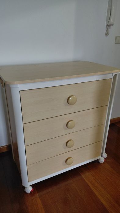 Cómoda muda fraldas com banheira