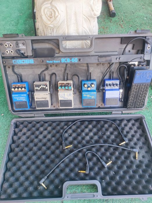 Pedais Boss com Hard Case com ligações