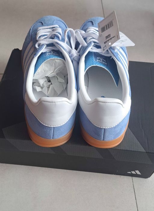 Buty sportowe adidas.