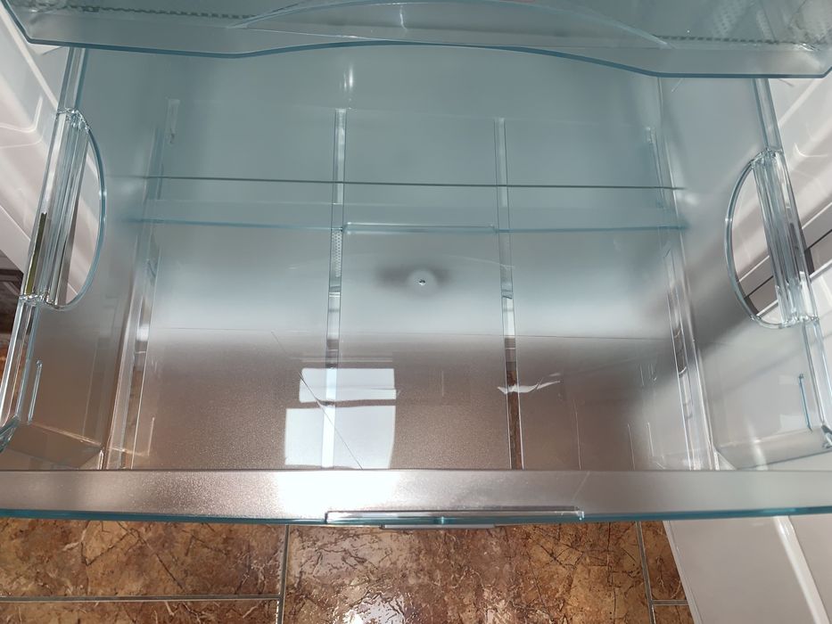 Морозильна камера маленька під стільницю F 31202 Ui-1