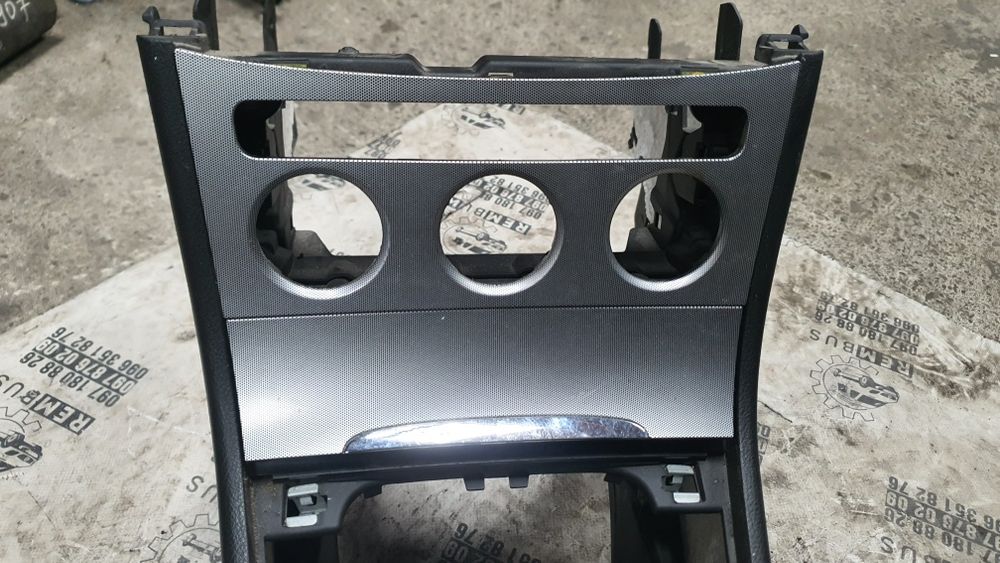 Консоль, центральна панель, підлокотник Volkswagen Passat B6 універсал