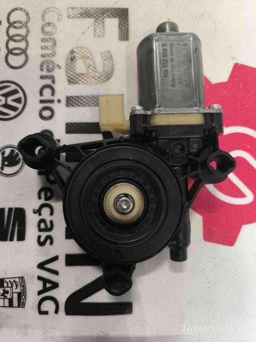 Motor Vidro Frente Esquerdo AUDI A3 2.0 TDI (110 kW / 150 cv) [04.2012 - 12.2017] 5Q0959802 (OEM) | S850202100 (OEM)