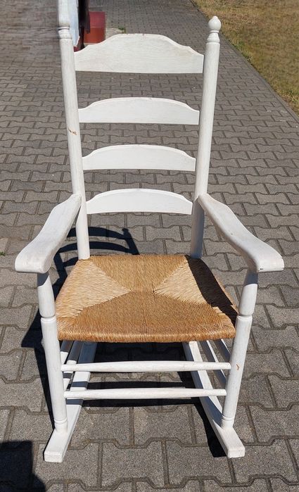 Drewniany fotel bujany z plecionym siedziskiem • Styl Rustykalny / Shabby Chic