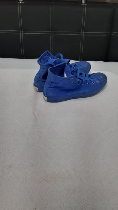 Продам две пары женских кед