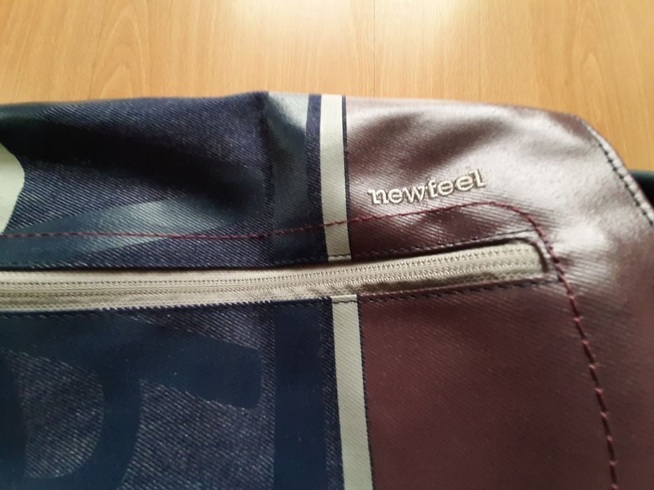 Mala da marca newfeel, de cor azul e bordeaux. Excelente estado