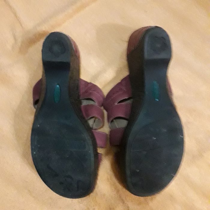 Różowe skórzane klapki na koturnie rozmiar 40