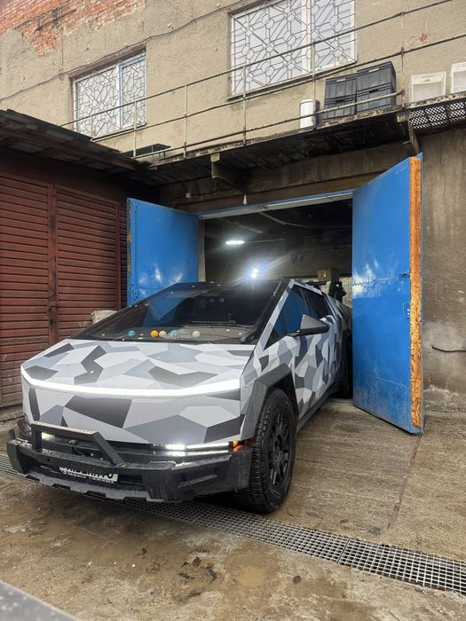 Тесла сервіс Cyberpunk ремонт Діагностика Tesla