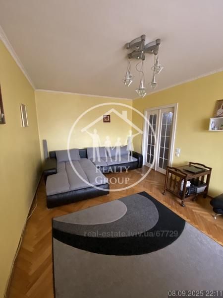 Продається 4-кімнатна квартира в спальному районі Рясне-1.