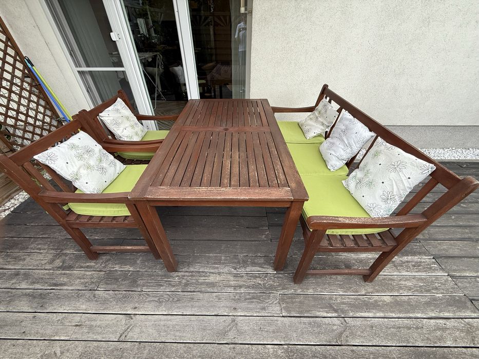 Drewniane meble ogrodowe z poduszkami