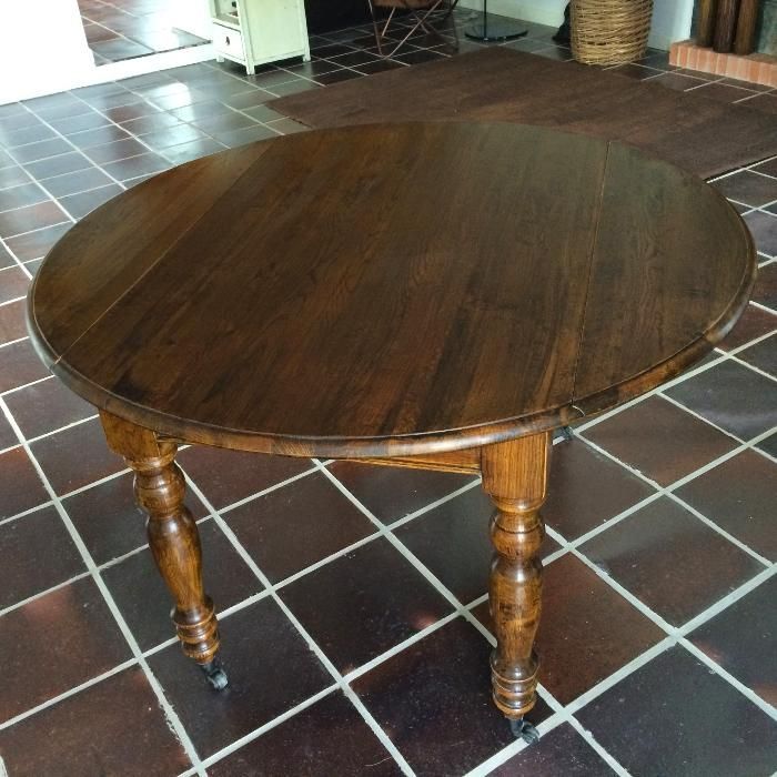 Mesa em madeira maciça de carvalho escurecido, 130cm diâmetro.