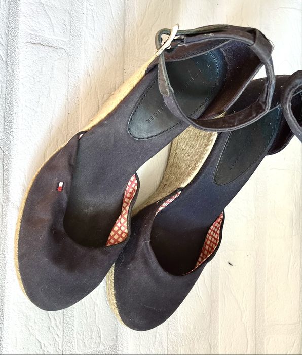 Tommy Hilfiger sandały na koturnie granatowe logo wygodne markowe