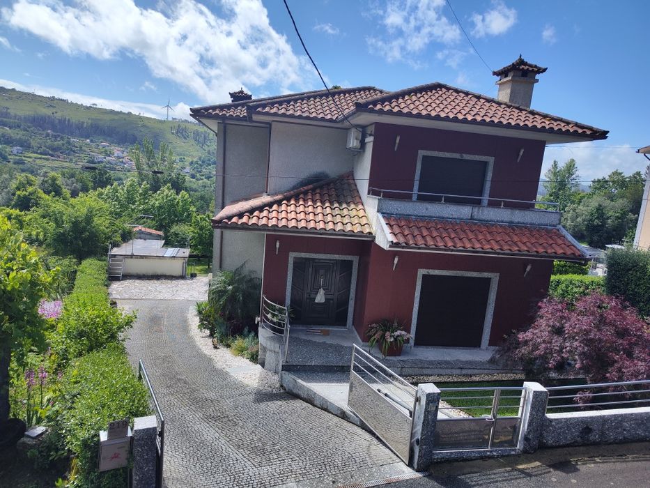 Vende-se casa com mobília
