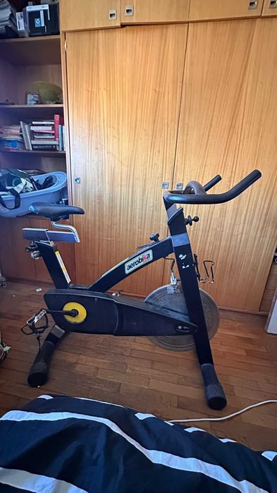 Bicicleta estática em bom estado
