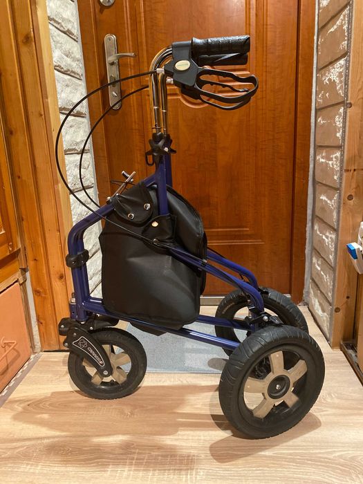 Wózek na zakupy i chodzik dla osoby starszej