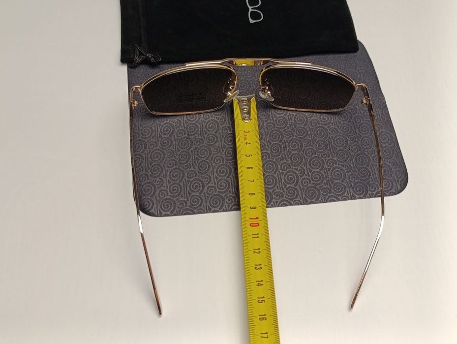 Photochromic Gold Metal